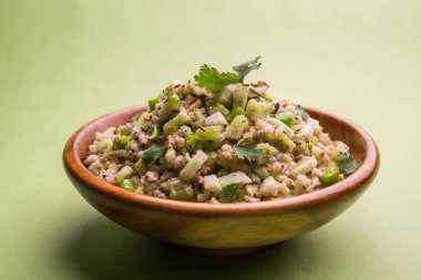 Salatalık salatası (Cucumis sativus), Kakdi raita veya Koshimbir olarak da bilinir. Hindistan 'da favori ve sağlıklı meze, dengesiz arka planda bir kasede servis edilir. seçici odak
