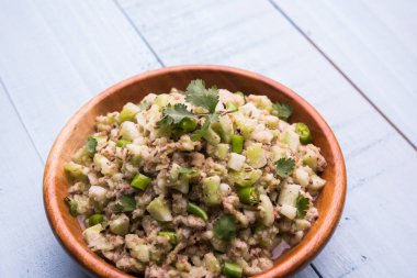 Salatalık salatası (Cucumis sativus), Kakdi raita veya Koshimbir olarak da bilinir. Hindistan 'da favori ve sağlıklı meze, dengesiz arka planda bir kasede servis edilir. seçici odak