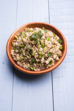 Salatalık salatası (Cucumis sativus), Kakdi raita veya Koshimbir olarak da bilinir. Hindistan 'da favori ve sağlıklı meze, dengesiz arka planda bir kasede servis edilir. seçici odak