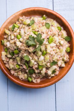 Salatalık salatası (Cucumis sativus), Kakdi raita veya Koshimbir olarak da bilinir. Hindistan 'da favori ve sağlıklı meze, dengesiz arka planda bir kasede servis edilir. seçici odak
