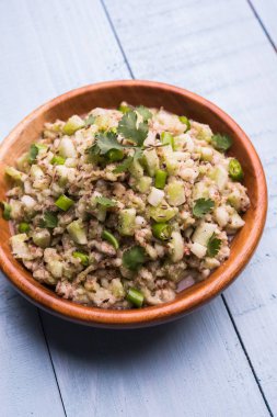 Salatalık salatası (Cucumis sativus), Kakdi raita veya Koshimbir olarak da bilinir. Hindistan 'da favori ve sağlıklı meze, dengesiz arka planda bir kasede servis edilir. seçici odak