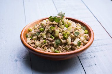 Salatalık salatası (Cucumis sativus), Kakdi raita veya Koshimbir olarak da bilinir. Hindistan 'da favori ve sağlıklı meze, dengesiz arka planda bir kasede servis edilir. seçici odak