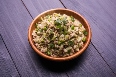 Salatalık salatası (Cucumis sativus), Kakdi raita veya Koshimbir olarak da bilinir. Hindistan 'da favori ve sağlıklı meze, dengesiz arka planda bir kasede servis edilir. seçici odak