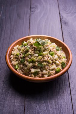 Salatalık salatası (Cucumis sativus), Kakdi raita veya Koshimbir olarak da bilinir. Hindistan 'da favori ve sağlıklı meze, dengesiz arka planda bir kasede servis edilir. seçici odak