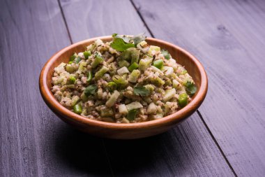 Salatalık salatası (Cucumis sativus), Kakdi raita veya Koshimbir olarak da bilinir. Hindistan 'da favori ve sağlıklı meze, dengesiz arka planda bir kasede servis edilir. seçici odak