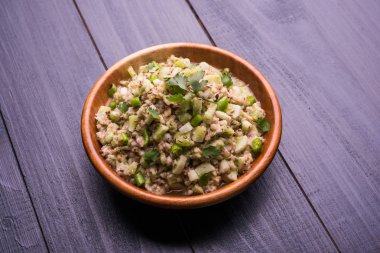 Salatalık salatası (Cucumis sativus), Kakdi raita veya Koshimbir olarak da bilinir. Hindistan 'da favori ve sağlıklı meze, dengesiz arka planda bir kasede servis edilir. seçici odak