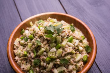 Salatalık salatası (Cucumis sativus), Kakdi raita veya Koshimbir olarak da bilinir. Hindistan 'da favori ve sağlıklı meze, dengesiz arka planda bir kasede servis edilir. seçici odak