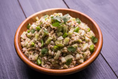 Salatalık salatası (Cucumis sativus), Kakdi raita veya Koshimbir olarak da bilinir. Hindistan 'da favori ve sağlıklı meze, dengesiz arka planda bir kasede servis edilir. seçici odak