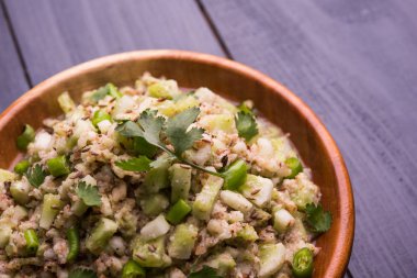 Salatalık salatası (Cucumis sativus), Kakdi raita veya Koshimbir olarak da bilinir. Hindistan 'da favori ve sağlıklı meze, dengesiz arka planda bir kasede servis edilir. seçici odak