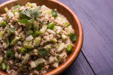 Salatalık salatası (Cucumis sativus), Kakdi raita veya Koshimbir olarak da bilinir. Hindistan 'da favori ve sağlıklı meze, dengesiz arka planda bir kasede servis edilir. seçici odak