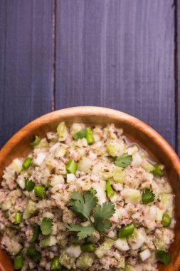 Salatalık salatası (Cucumis sativus), Kakdi raita veya Koshimbir olarak da bilinir. Hindistan 'da favori ve sağlıklı meze, dengesiz arka planda bir kasede servis edilir. seçici odak