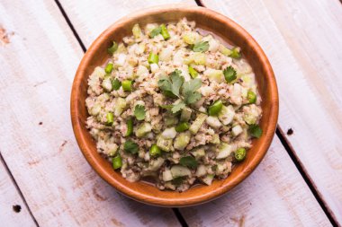 Salatalık salatası (Cucumis sativus), Kakdi raita veya Koshimbir olarak da bilinir. Hindistan 'da favori ve sağlıklı meze, dengesiz arka planda bir kasede servis edilir. seçici odak