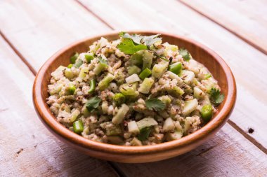 Salatalık salatası (Cucumis sativus), Kakdi raita veya Koshimbir olarak da bilinir. Hindistan 'da favori ve sağlıklı meze, dengesiz arka planda bir kasede servis edilir. seçici odak