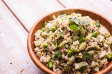 Salatalık salatası (Cucumis sativus), Kakdi raita veya Koshimbir olarak da bilinir. Hindistan 'da favori ve sağlıklı meze, dengesiz arka planda bir kasede servis edilir. seçici odak