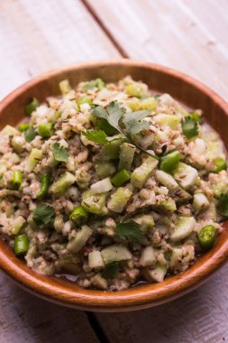 Salatalık salatası (Cucumis sativus), Kakdi raita veya Koshimbir olarak da bilinir. Hindistan 'da favori ve sağlıklı meze, dengesiz arka planda bir kasede servis edilir. seçici odak