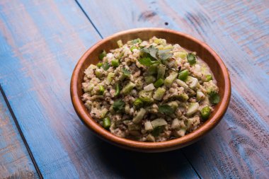 Salatalık salatası (Cucumis sativus), Kakdi raita veya Koshimbir olarak da bilinir. Hindistan 'da favori ve sağlıklı meze, dengesiz arka planda bir kasede servis edilir. seçici odak