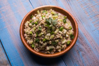 Salatalık salatası (Cucumis sativus), Kakdi raita veya Koshimbir olarak da bilinir. Hindistan 'da favori ve sağlıklı meze, dengesiz arka planda bir kasede servis edilir. seçici odak