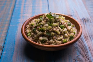 Salatalık salatası (Cucumis sativus), Kakdi raita veya Koshimbir olarak da bilinir. Hindistan 'da favori ve sağlıklı meze, dengesiz arka planda bir kasede servis edilir. seçici odak