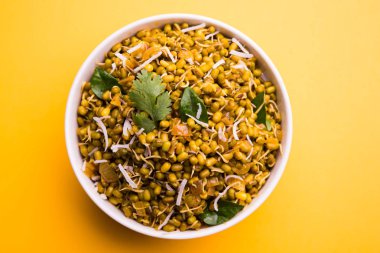 Mugachi Usal ya da Baharatlı Moong Sabzi 'yi filizlendirdi. Sarı arka planda bir kasede servis ediliyor..