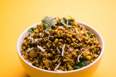 Mugachi Usal ya da Baharatlı Moong Sabzi 'yi filizlendirdi. Sarı arka planda bir kasede servis ediliyor..