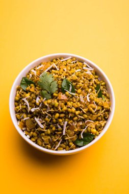 Mugachi Usal ya da Baharatlı Moong Sabzi 'yi filizlendirdi. Sarı arka planda bir kasede servis ediliyor..