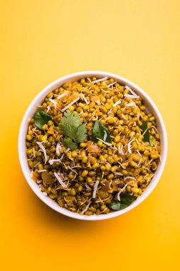 Mugachi Usal ya da Baharatlı Moong Sabzi 'yi filizlendirdi. Sarı arka planda bir kasede servis ediliyor..