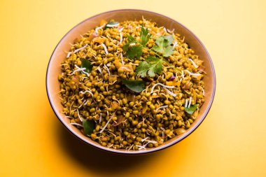 Mugachi Usal ya da Baharatlı Moong Sabzi 'yi filizlendirdi. Sarı arka planda bir kasede servis ediliyor..