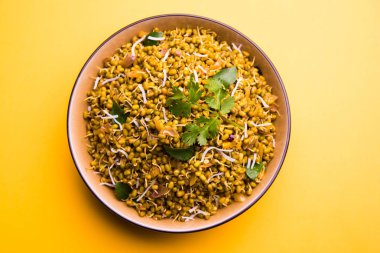 Mugachi Usal ya da Baharatlı Moong Sabzi 'yi filizlendirdi. Sarı arka planda bir kasede servis ediliyor..