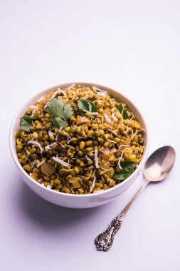 Mugachi Usal ya da Baharatlı Moong Sabzi 'yi filizlendirdi. Renkli arka planda bir kasede servis edilmiş. Seçici odak