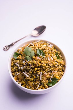 Mugachi Usal ya da Baharatlı Moong Sabzi 'yi filizlendirdi. Renkli arka planda bir kasede servis edilmiş. Seçici odak