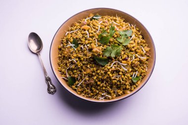 Mugachi Usal ya da Baharatlı Moong Sabzi 'yi filizlendirdi. Renkli arka planda bir kasede servis edilmiş. Seçici odak