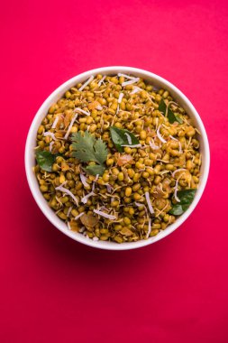 Mugachi Usal ya da Baharatlı Moong Sabzi 'yi filizlendirdi. Renkli arka planda bir kasede servis edilmiş. Seçici odak