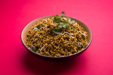 Mugachi Usal ya da Baharatlı Moong Sabzi 'yi filizlendirdi. Renkli arka planda bir kasede servis edilmiş. Seçici odak