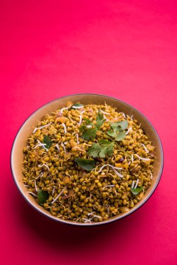 Mugachi Usal ya da Baharatlı Moong Sabzi 'yi filizlendirdi. Renkli arka planda bir kasede servis edilmiş. Seçici odak