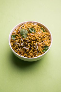 Mugachi Usal ya da Baharatlı Moong Sabzi 'yi filizlendirdi. Renkli arka planda bir kasede servis edilmiş. Seçici odak