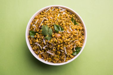 Mugachi Usal ya da Baharatlı Moong Sabzi 'yi filizlendirdi. Renkli arka planda bir kasede servis edilmiş. Seçici odak