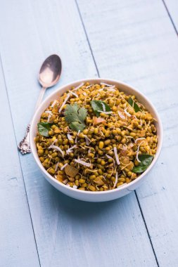 Mugachi Usal ya da Baharatlı Moong Sabzi 'yi filizlendirdi. Ahşap arka planda bir kasede servis edilmiş. Seçici odak