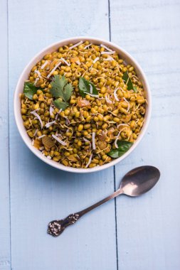 Mugachi Usal ya da Baharatlı Moong Sabzi 'yi filizlendirdi. Ahşap arka planda bir kasede servis edilmiş. Seçici odak