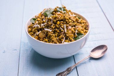 Mugachi Usal ya da Baharatlı Moong Sabzi 'yi filizlendirdi. Ahşap arka planda bir kasede servis edilmiş. Seçici odak