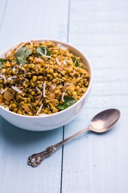 Mugachi Usal ya da Baharatlı Moong Sabzi 'yi filizlendirdi. Ahşap arka planda bir kasede servis edilmiş. Seçici odak