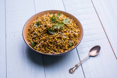 Mugachi Usal ya da Baharatlı Moong Sabzi 'yi filizlendirdi. Ahşap arka planda bir kasede servis edilmiş. Seçici odak