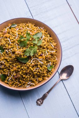 Mugachi Usal ya da Baharatlı Moong Sabzi 'yi filizlendirdi. Ahşap arka planda bir kasede servis edilmiş. Seçici odak