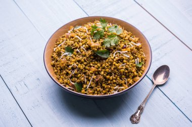 Mugachi Usal ya da Baharatlı Moong Sabzi 'yi filizlendirdi. Ahşap arka planda bir kasede servis edilmiş. Seçici odak