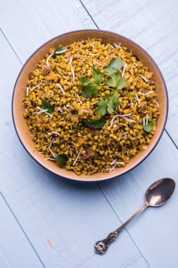 Mugachi Usal ya da Baharatlı Moong Sabzi 'yi filizlendirdi. Ahşap arka planda bir kasede servis edilmiş. Seçici odak