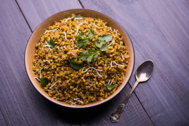 Mugachi Usal ya da Baharatlı Moong Sabzi 'yi filizlendirdi. Ahşap arka planda bir kasede servis edilmiş. Seçici odak