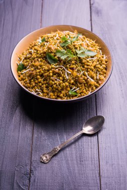 Mugachi Usal ya da Baharatlı Moong Sabzi 'yi filizlendirdi. Ahşap arka planda bir kasede servis edilmiş. Seçici odak