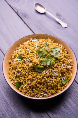 Mugachi Usal ya da Baharatlı Moong Sabzi 'yi filizlendirdi. Ahşap arka planda bir kasede servis edilmiş. Seçici odak