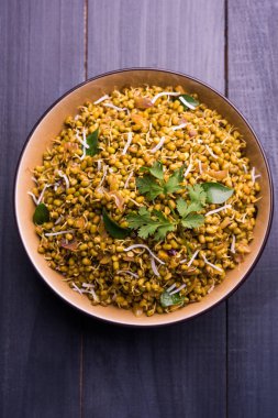 Mugachi Usal ya da Baharatlı Moong Sabzi 'yi filizlendirdi. Ahşap arka planda bir kasede servis edilmiş. Seçici odak