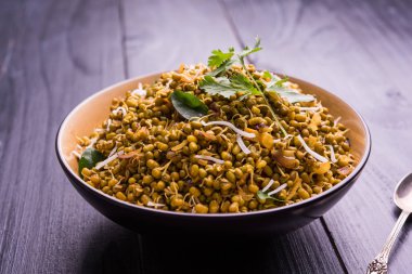 Mugachi Usal ya da Baharatlı Moong Sabzi 'yi filizlendirdi. Ahşap arka planda bir kasede servis edilmiş. Seçici odak