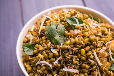 Mugachi Usal ya da Baharatlı Moong Sabzi 'yi filizlendirdi. Ahşap arka planda bir kasede servis edilmiş. Seçici odak